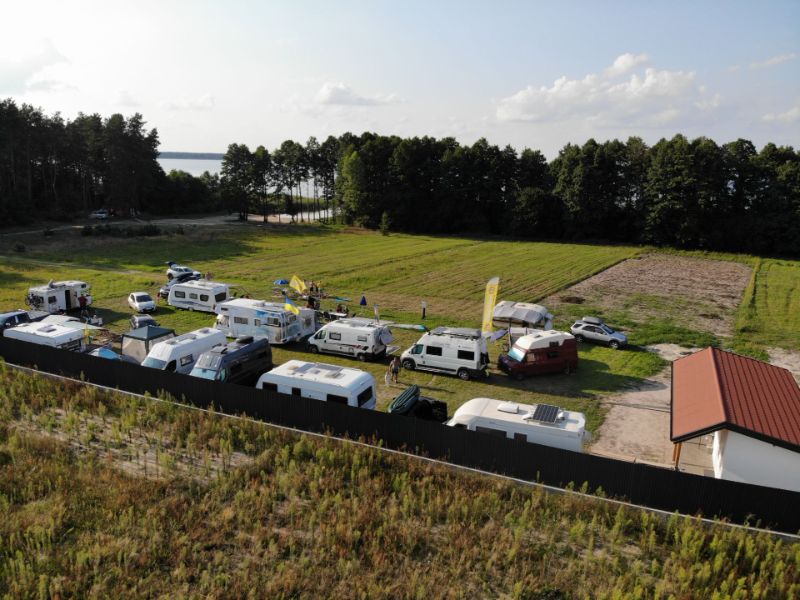 CaravanCamp - один із найкращих кемпінгів України для відпочинку біля озера